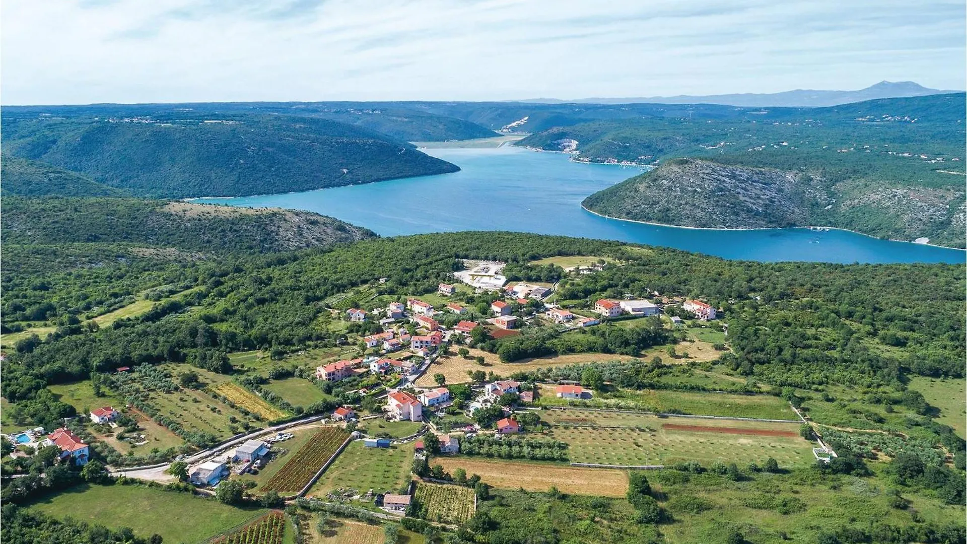 Holiday home 4 Bedroom Stunning Home In Rakalj
