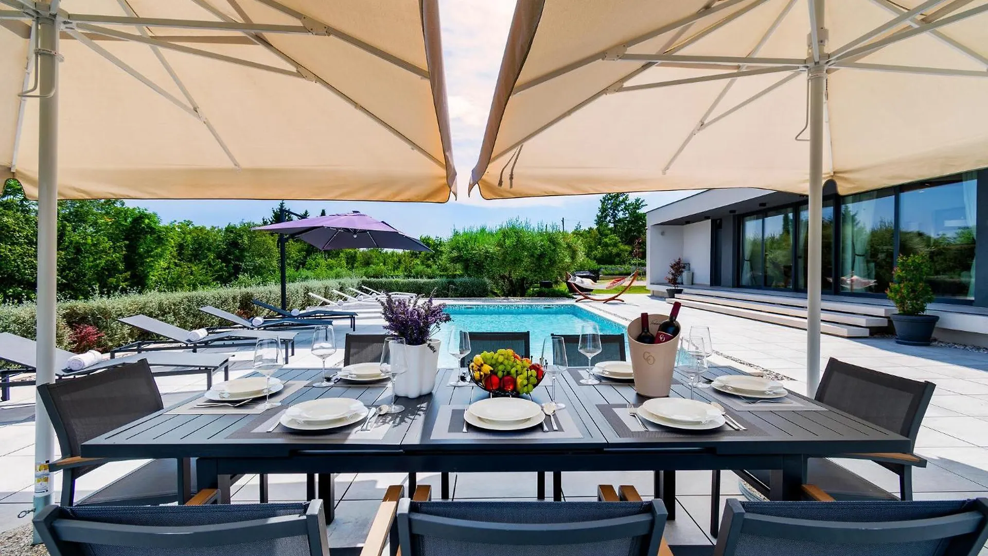 4 Bedroom Stunning Home In Rakalj Holiday home