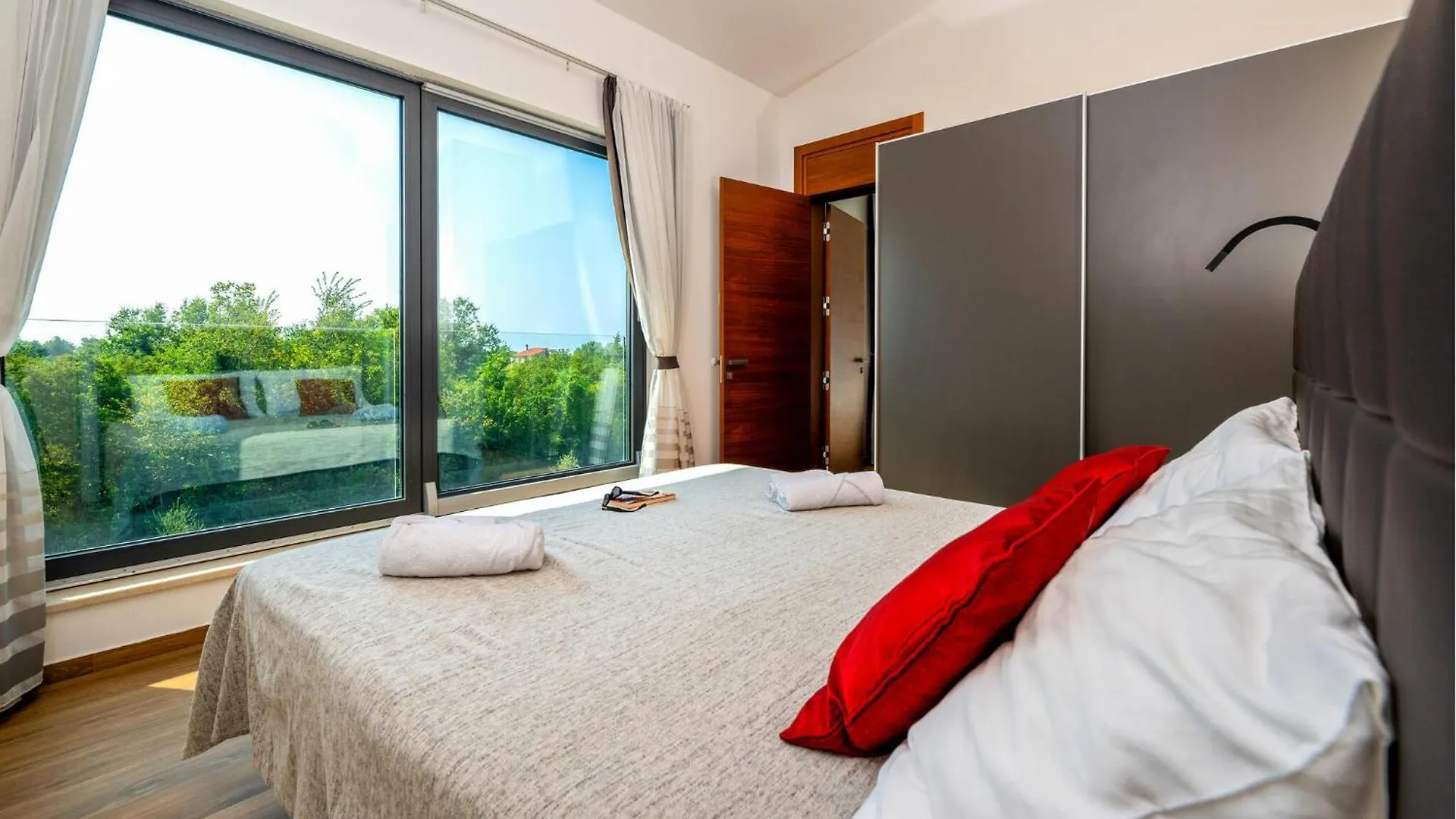 Holiday home 4 Bedroom Stunning Home In Rakalj