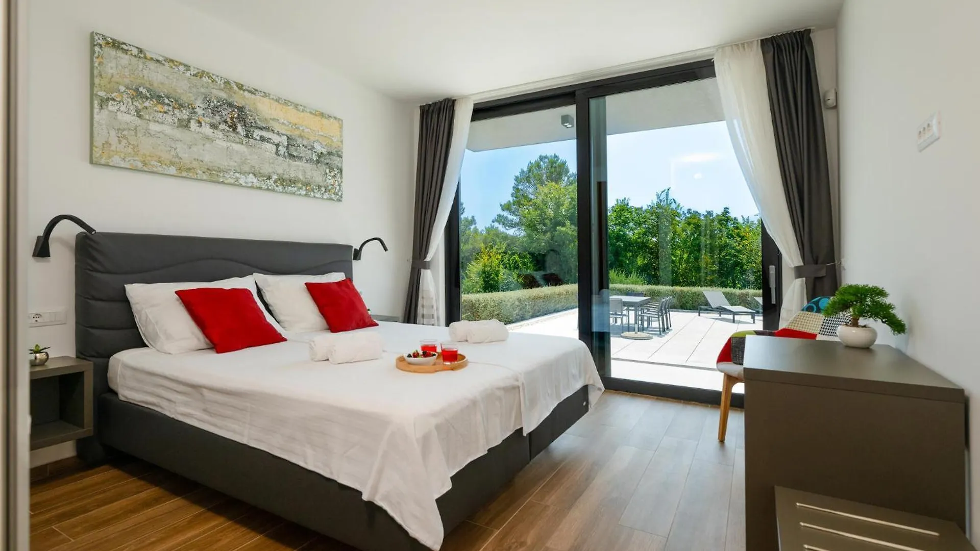 4 Bedroom Stunning Home In Rakalj 0*,
