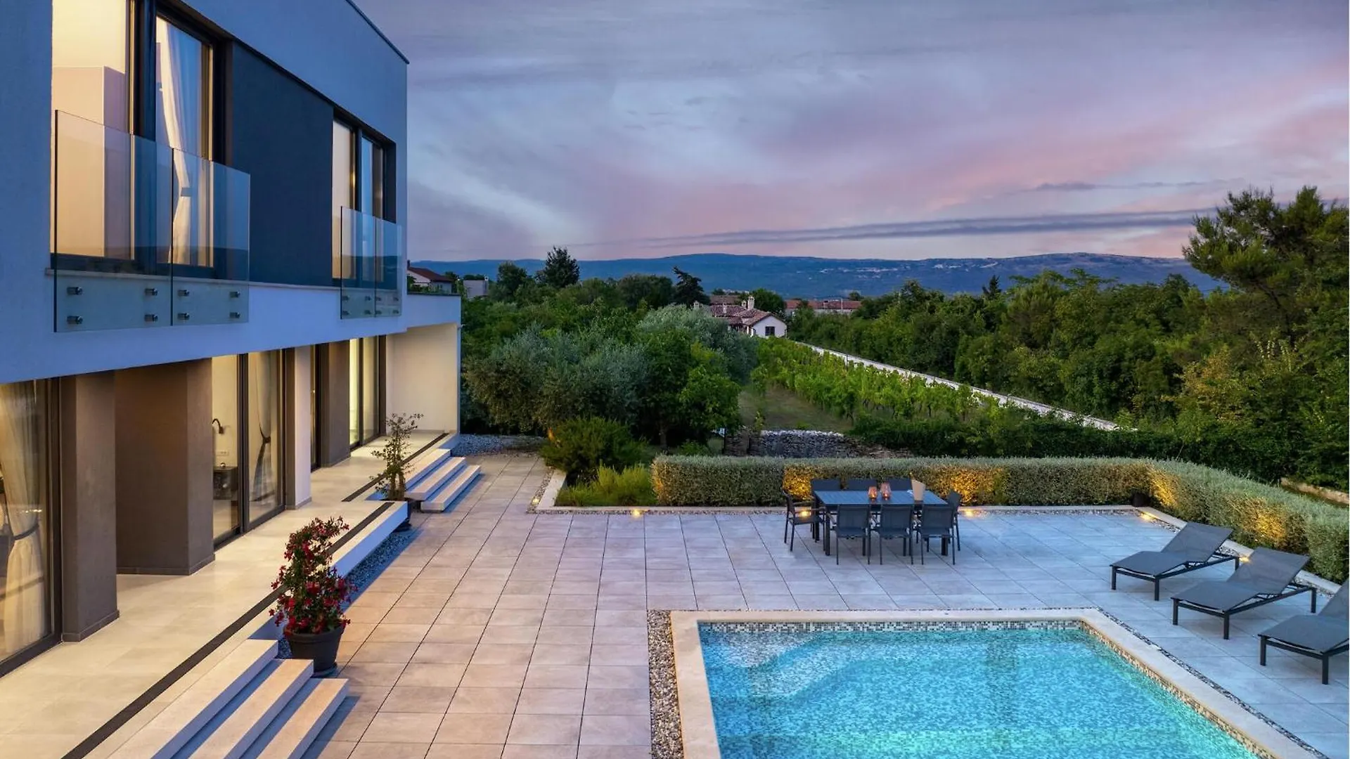 4 Bedroom Stunning Home In Rakalj 0*,
